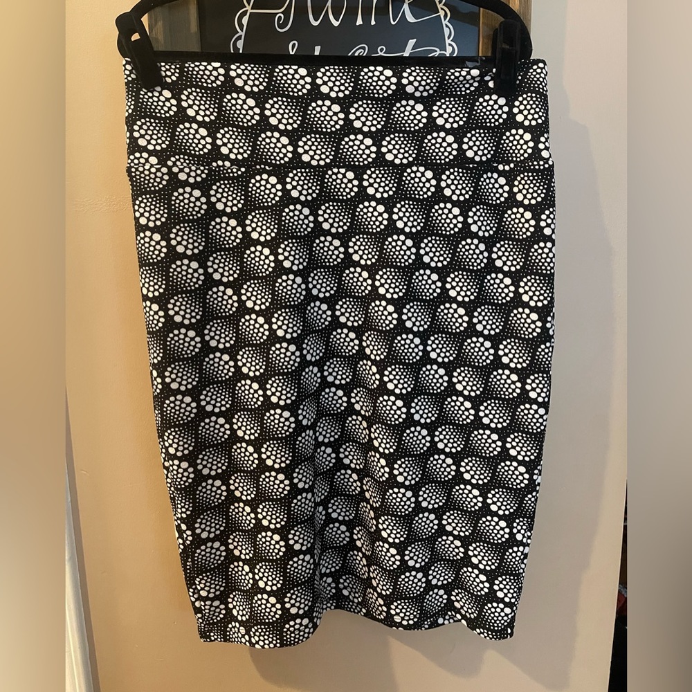 LuLaRoe Black and White Pattern pencil skirt pull on woman’s large